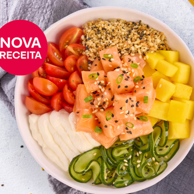 Base e tamanho à sua escolha, cubos de salmão com cebolinha e gergelim, manga, tomate cereja, farofa de panko com gergelim, sunomono e sour cream.