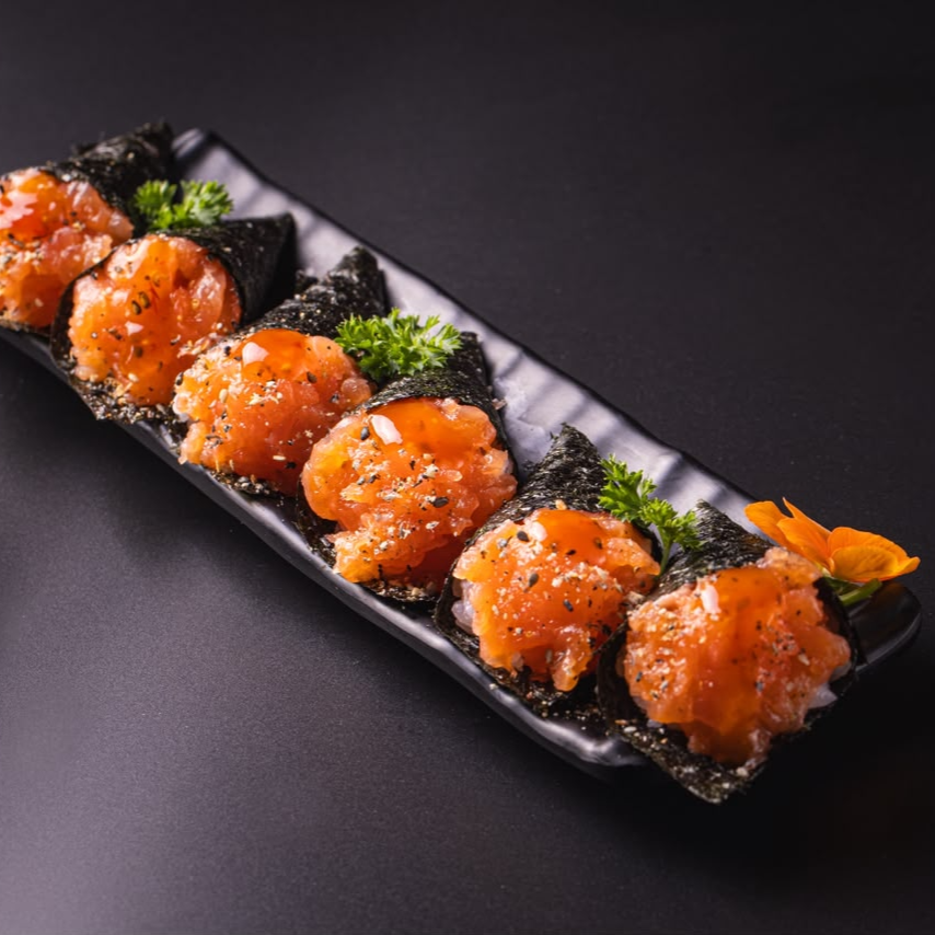 6 unidades — Mini Temaki Joe: alga nori recheada com arroz japonês, joe de salmão e gergelim, trazendo uma combinação leve, cremosa e cheia de sabor em cada unidade. Perfeito para quem ama os clássicos da culinária japonesa! 🍣✨