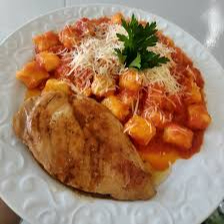 Frango grelhado com queijo,acompanhado de gnocchi ao sugo com manjericão