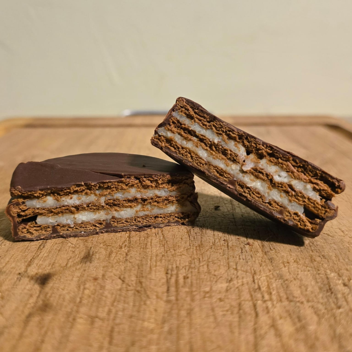 Biscoito de chocolate e recheio de creme de coco (cocada + beijinho) + casquinha de chocolate meio amargo.