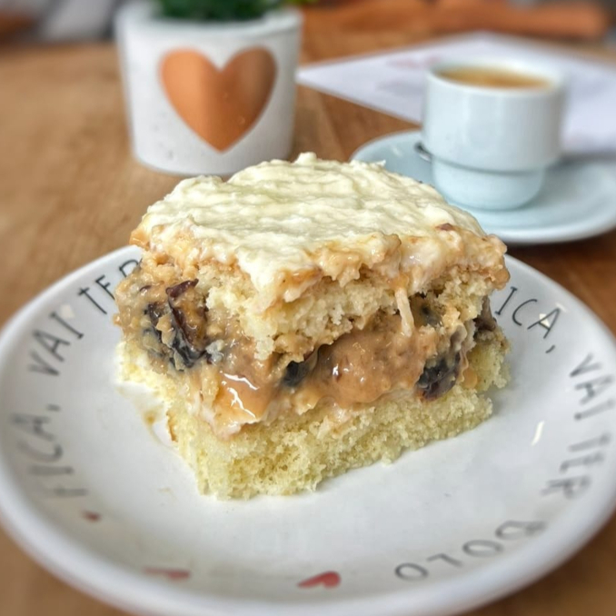 Bolo gelado com recheio cremoso de cocada, doce de leite e ameixa. Aproximadamente 220g.