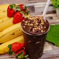 Delicioso açaí batido com banana e acompanha granola artesanal.