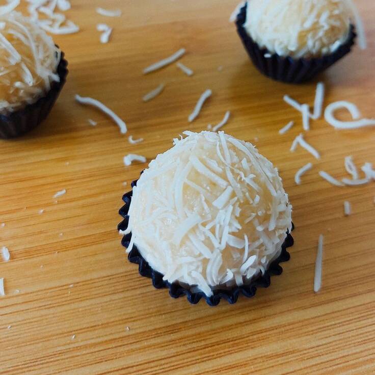 Massa cremosa, feitas com coco fresco e finaliza no coco em flocos.