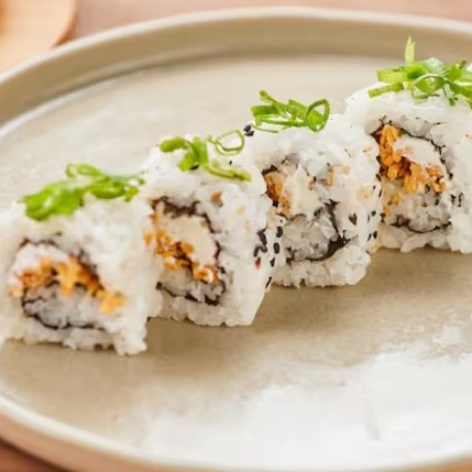 Arroz de sushi macio, enrolado em alga inteira, recheado com shitake, ricota, crispy de batata, brócolis e molho de mostarda e mel.