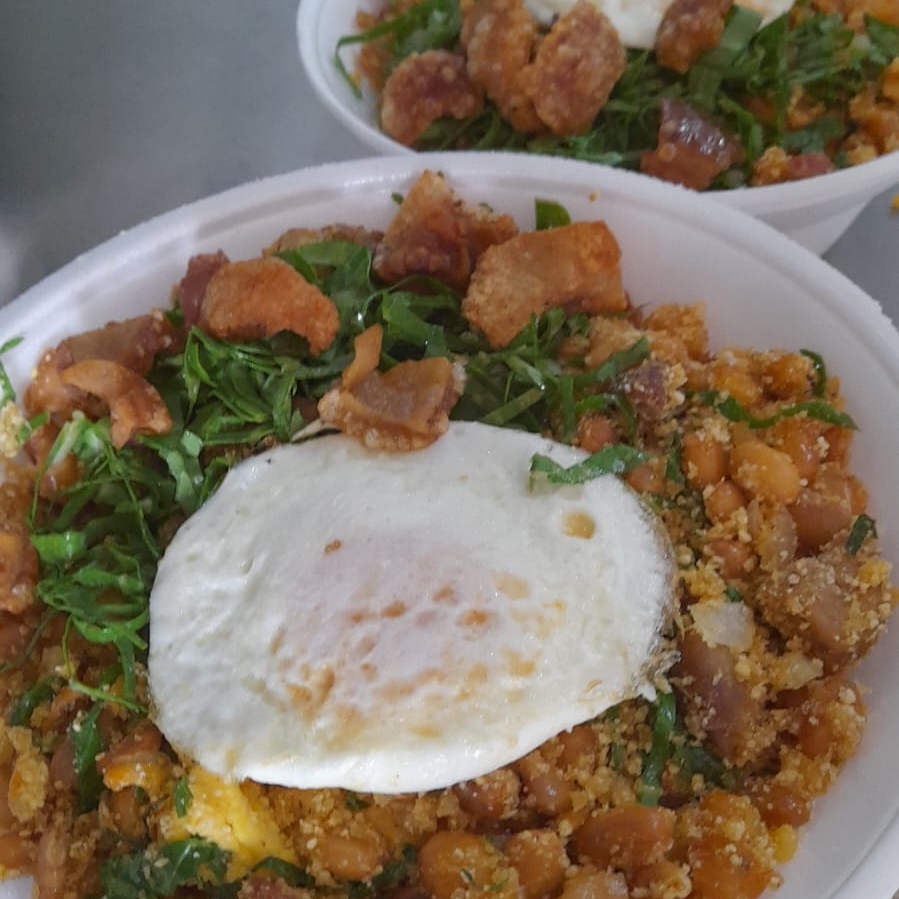 Feijão, bacon, calabresa, torresmo , pernil, couve e farinha, acompanhado com ovo frito (Só tropeiro).