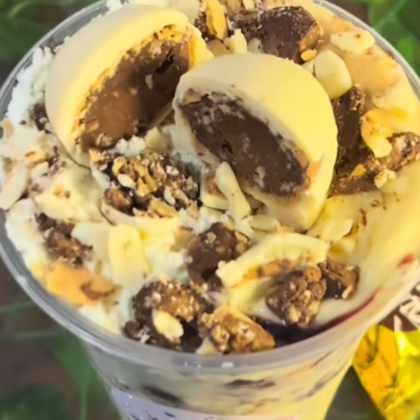 Açai, creme de ninho, amendoim e bombons ouro branco