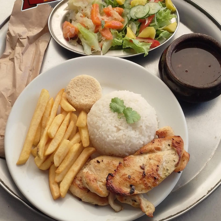 Deliciosa refeição de frango grelhado acompanhado de arroz, feijão, farofa, batata frita e salada de legumes.