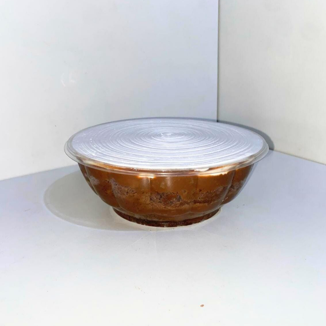 Torta de brigadeiro em ball descartavel ( aprox.900g / 5 a 6 pessoas) . Duas camadas de massa de chocolate com recheio de brigadeiro detradicional com finalizacao em chantily com bolinhas de chocolate