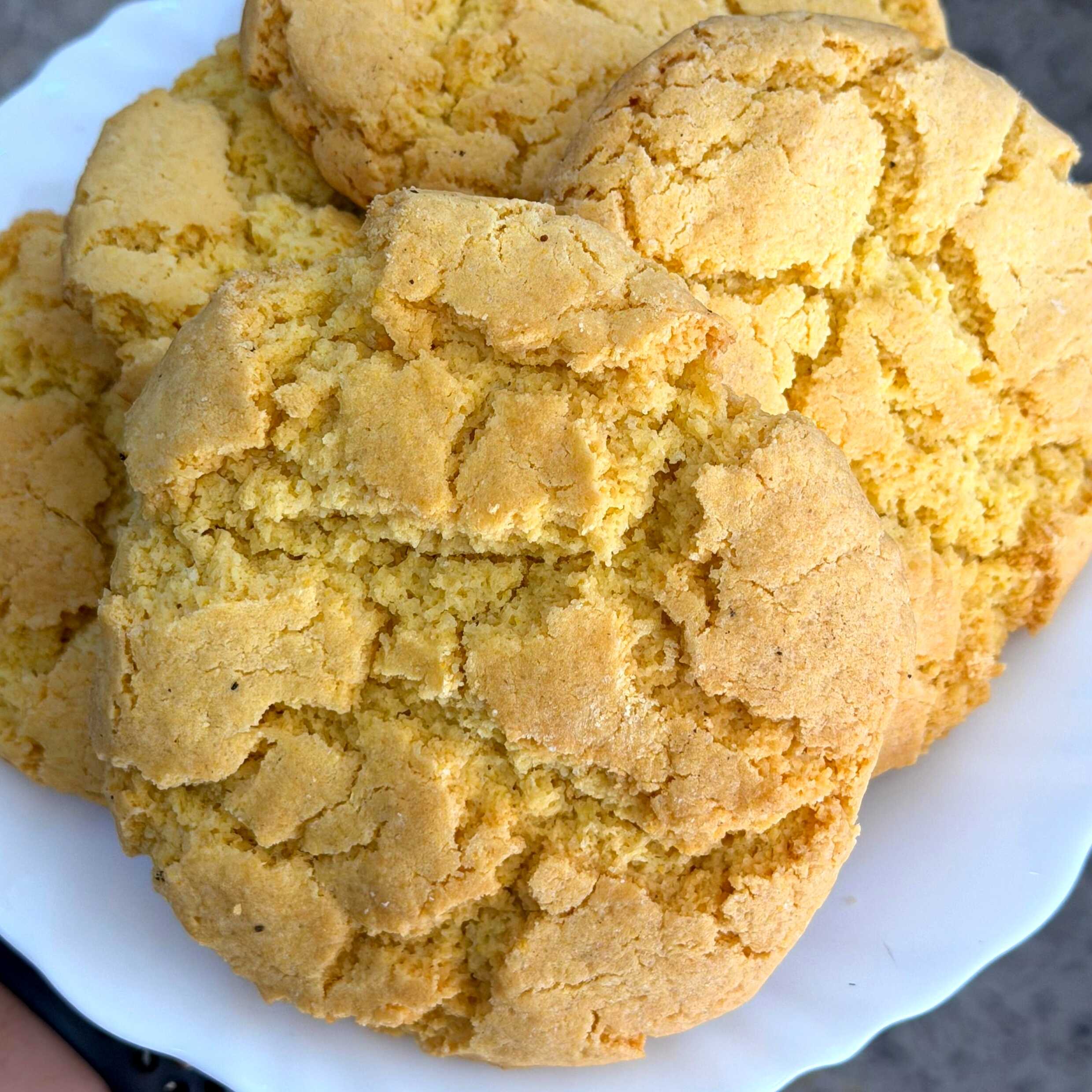 Broinha de fubá caseira, feita com carinho, sabor de casa de vó e aquele cheirinho irresistível perfeita pra acompanhar com um café preto. Nossa broinha artesanal é feita com muito carinho e sabor. Unidade