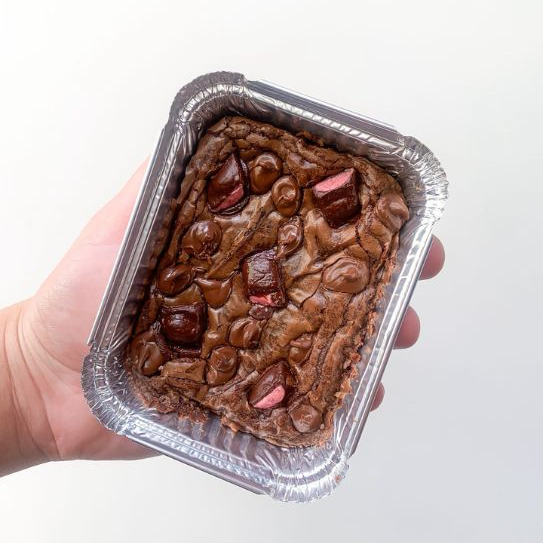 Brownie chocolatudo assado na marmitinha com pedaços de chocolate stikadinho e gotas de nutella. Aprox 110g