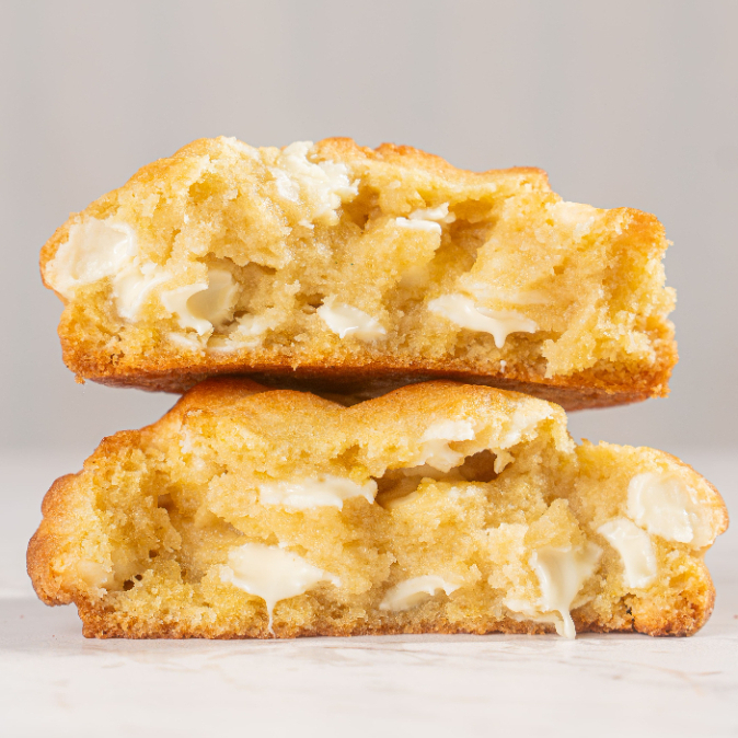 Nosso cookie de Limão Siciliano é feito com massa de limão siciliano e muitas gotas de chocolate nobre branco. Uma combinação surpreendente de frescor e doçura.