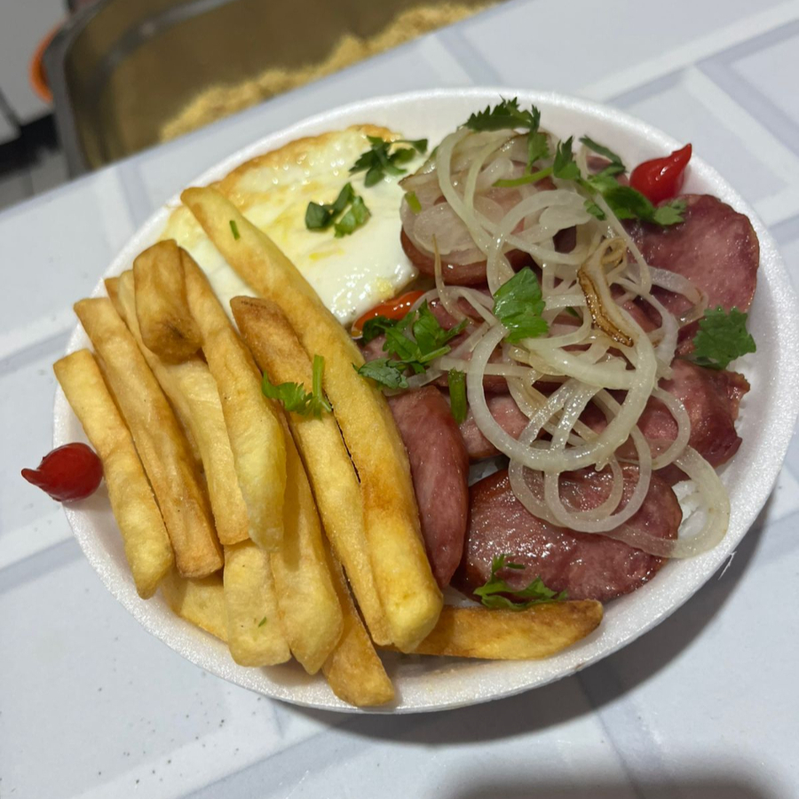 Calabresa perfeitamente temperada e suculenta, coberta com cebolas douradas e caramelizadas que proporcionam um sabor adocicado irresistível. Acompanha um arroz soltinho, feijão saboroso, batata frita e um ovo frito. Essa combinação é uma experiência única de satisfação e conforto.