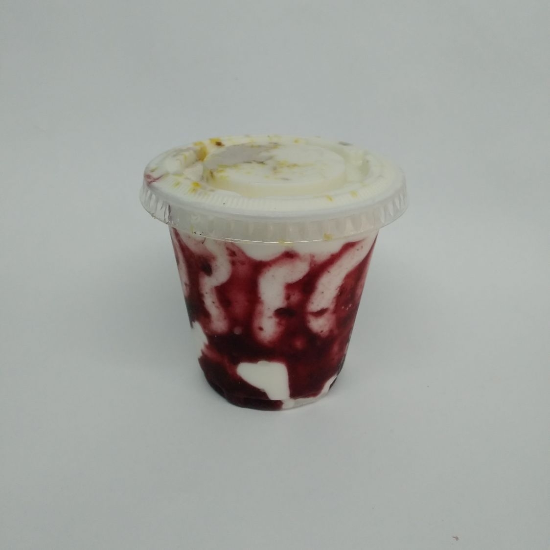 Vaso helado de yogurth con zarzamora