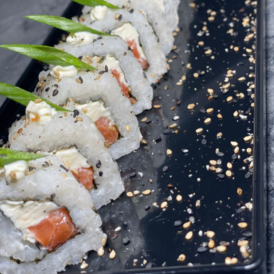 10 unid de arroz por fora envolvido na alga com salmão e cream cheese