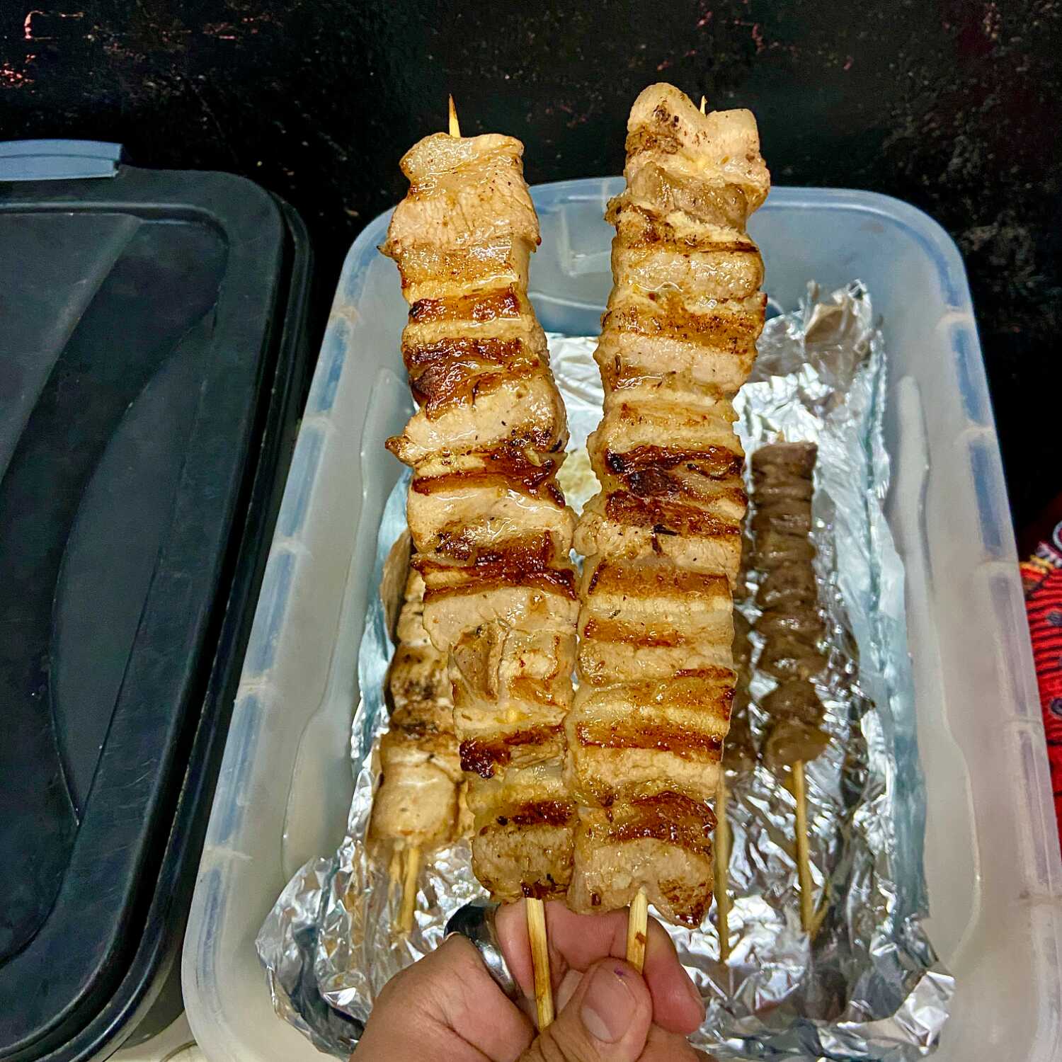Fatias selecionadas de panceta suína, temperadas na medida certa e grelhadas na brasa até garantirem aquele dourado perfeito com sabor defumado! Carne macia, suculenta e com a gordurinha tostada no ponto certo. Leve, saborosa e perfeita para quem ama um bom churrasco suíno.