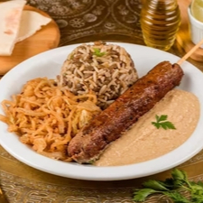 Suculenta kafta com arroz de lentilhas, cebolas crocantes, sua pasta árabe favorita e pão fresquinho. Um toque do Oriente no seu Dia!