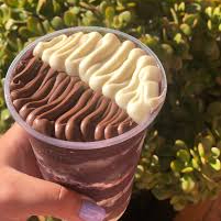 ESCOLHA 3 OPÇOES DE ACOMPANHANHAMENTOS E FINALIZAMOS COM O CHOCOLALE AO LEITE OU LEITINHO POR CIMA !