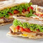 pão sírio, presunto, queijo prato, alface, tomate, ovo e maionese