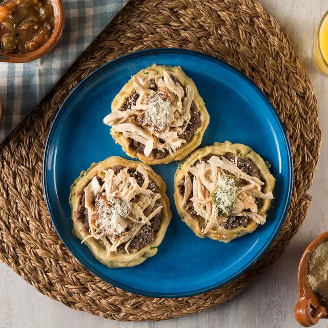 Sopes Pechuga de Pollo Desmenuzada