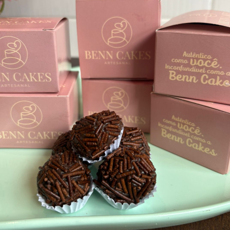 Brigadeiros artesanais, cremosos e com aquele crocante irresistível. Impossível comer um só!