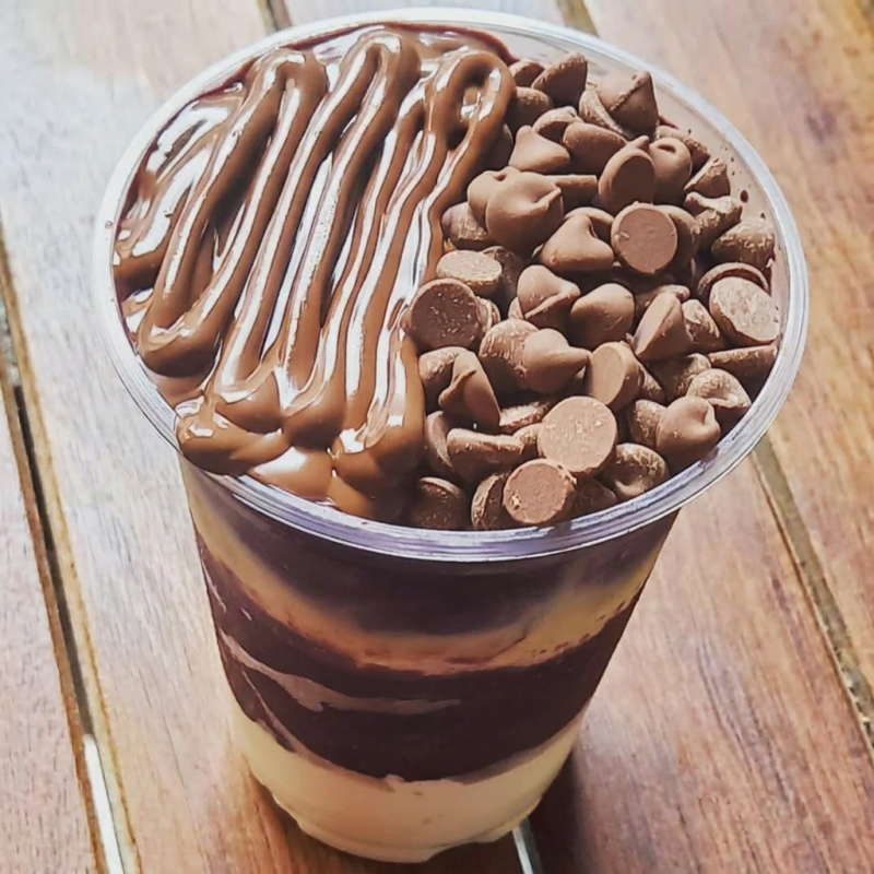 Açaí, leite condensado, leite em pó, chantininho, banana, gotas de chocolate.