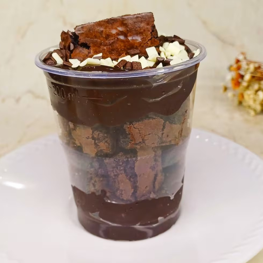 Copo brownie indulgente composto por camadas deliciosas de brigadeiro 50% cremoso e Brownie chocolatudo e denso. Aprox. 200gm