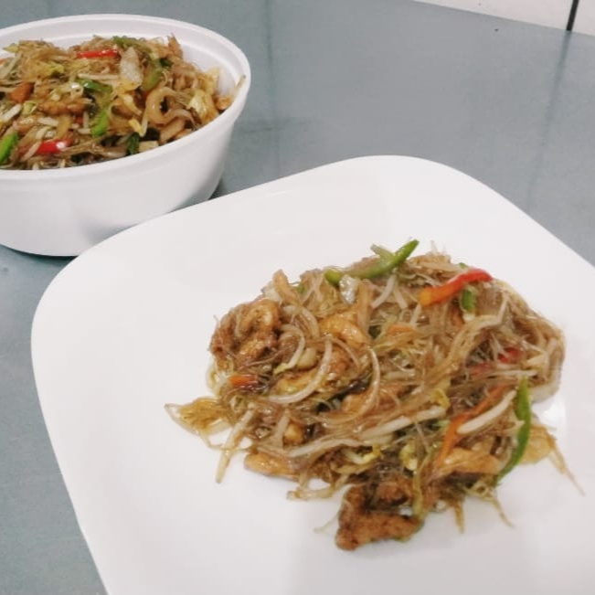 Macarrão de arroz com lombo suíno em tiras ,moyashi, cenoura, cebola, repolho e pimentão ao molho shoyu.