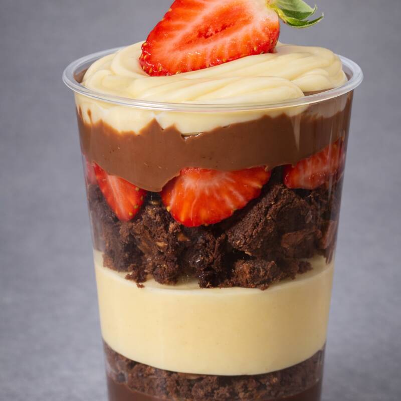 Nesse copo tem nosso brownie delicioso, ninho, morango frescos e nutella