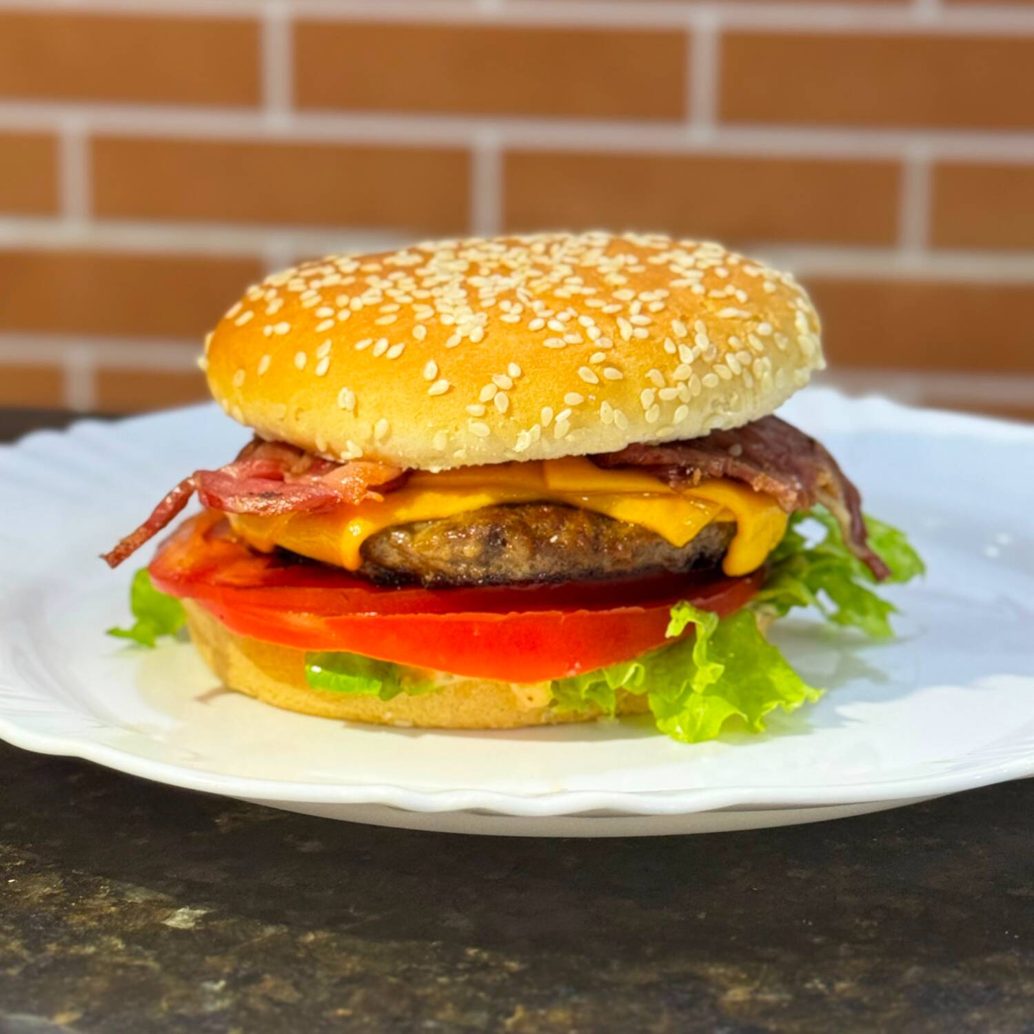 Pão com gergelim , Carne , Queijo , Billy Jack , Bacon , Alface , Tomate
