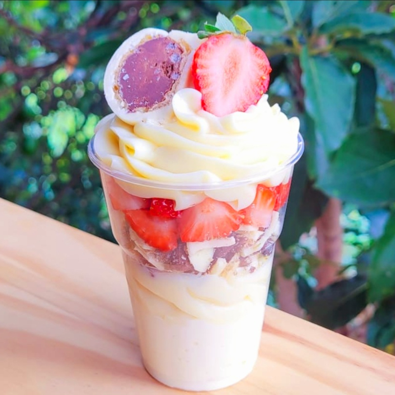 Copo da felicidade com creme de Ninho, creme de Ninho com pedaços de bombom Ouro Branco e morangos frescos picados. Derrete na boca! Serve 1 pessoa