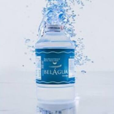 A água mineral de 300ml, bebida natural, pura e refrescante, fundamental para a nossa hidratação diária, extraída de fontes naturais subterrâneas, garantindo sua pureza e qualidade.