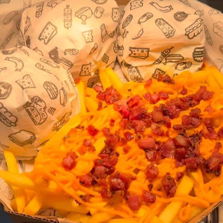 3 hamburgueres com 1 carne , 1 fatia de queijo , alface , maionese temperada e barbecue em cada hambúrguer + 300 gramas de batata frita com cheddar e bacon