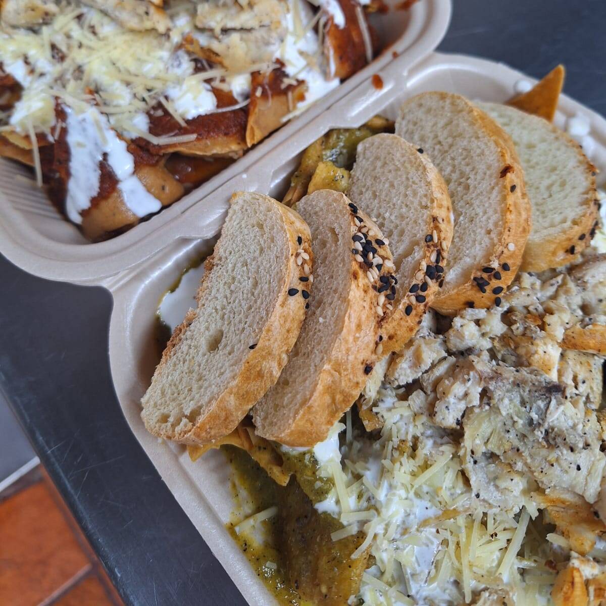 Orden de chilaquiles verdes con carne arrachera