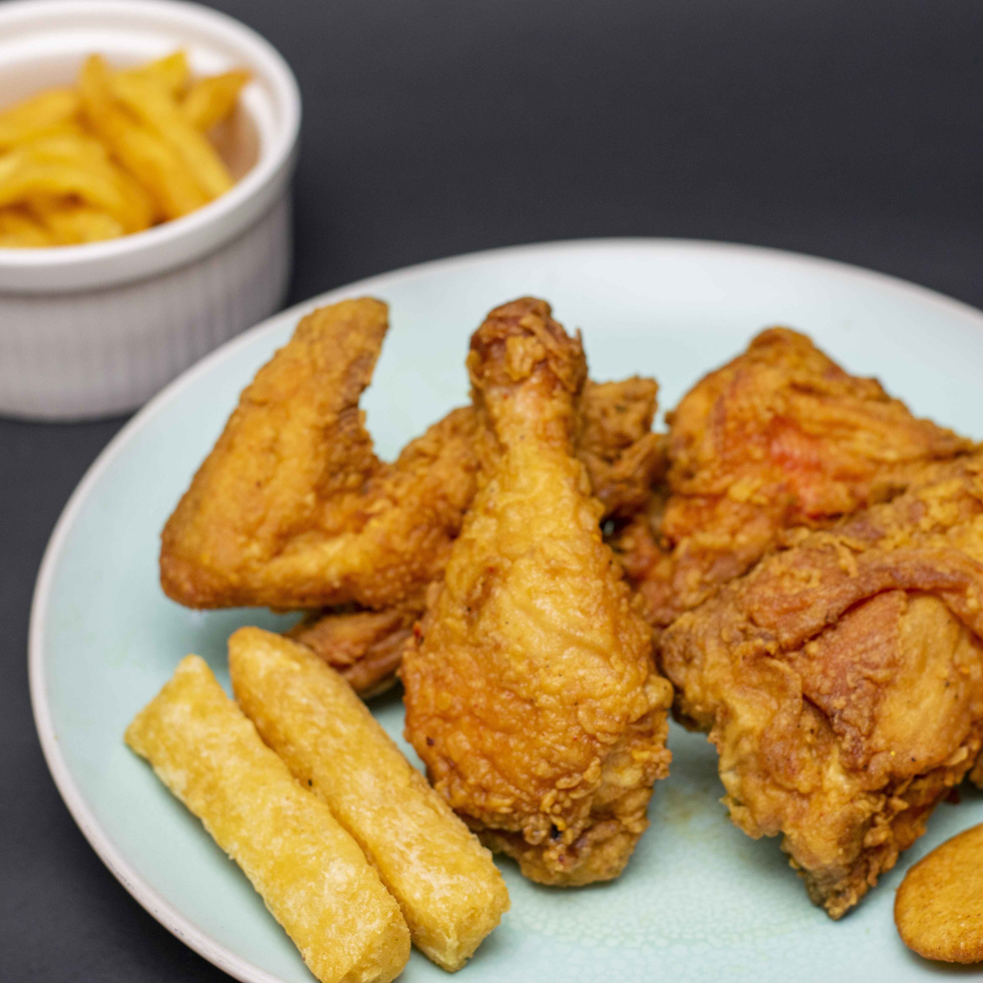 Medio Pollo Broaster mas 4 Acompañantes