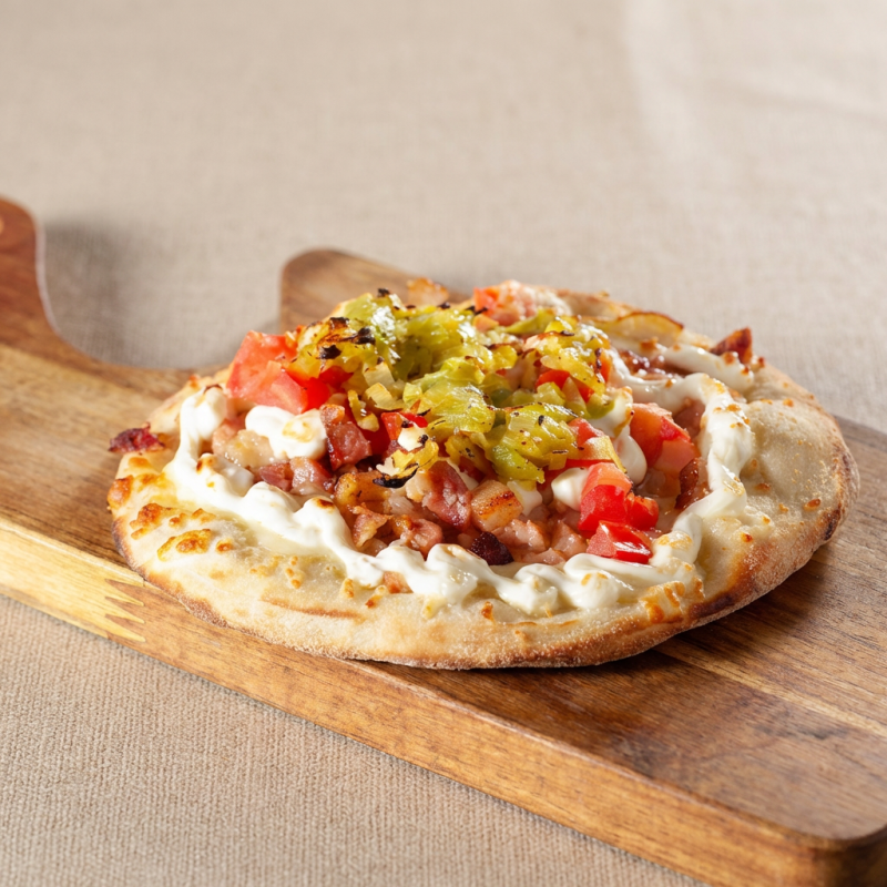Bacon, cream cheese, tomate picado e alho poró