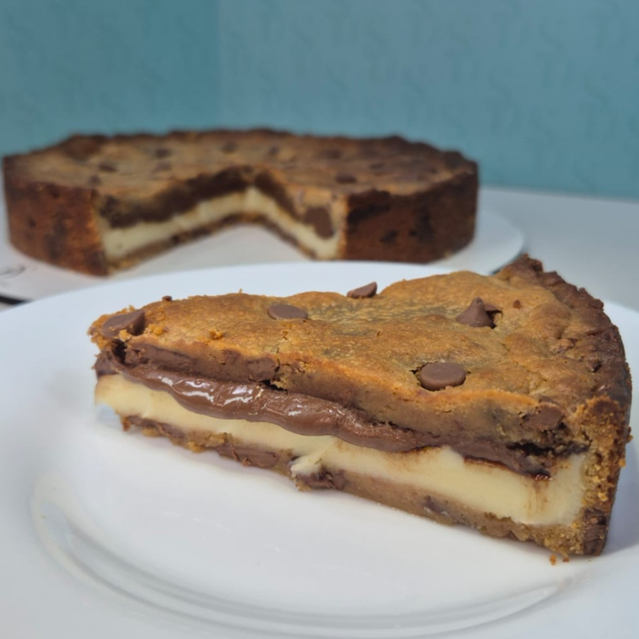Uma explosão de sabor em cada mordida! Base de cookie macio e levemente crocante, recheado com brigadeiro de leite Ninho e uma generosa camada de Nutella. Perfeita para os amantes de dessa combinação. ######Tags######## cookie tradicional, doce de leite, cookie americano, cookie recheado, red velvet, Mm´s, cookie chocolate, leite Ninho, brigadeiro preto, brigadeiro branco, promoção, promocao, desconto, barato, cupom, grátis, oferta, copo da felicidade, Oreo, red velvet, morango, brownie, doce, Nutella, Ovomaltine, kitkat, sobremesa, melhor, entrega grátis, oferta, bolo no pote, melhor, chocolate, cupom, entrega rápida, gratis, trufa, cone, bolo, torta, milk shake, docinho, brigadeiro, festa, comemoração, docinhos, bombom, tortas, Oreo, tortachocooreo, tortas geladas, casadinho,brigadeiro belga, chocolate belga, torta mousse, torta cookie, cookie brigadeiro, cookie Nutella.