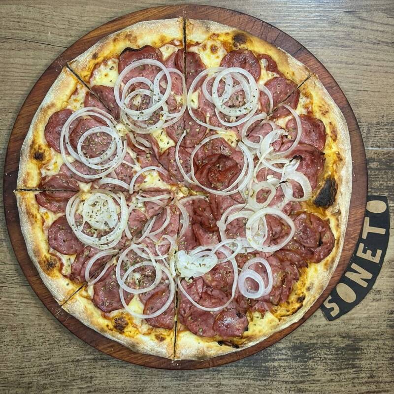 Massa artesanal, molho de tomate, mussarela gratinada, calabresa Seara em rodelas, cebola fresca em rodelas e finalizada com orégano.
A pizza brasileira mais clássica, delícia em qualquer momento.