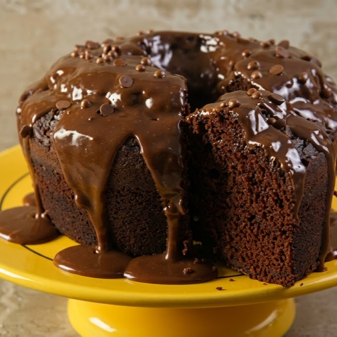 Deliciosa fatia de bolo massa de chocolate fofinho e molhadinho recheio de Prestígio cobertura de chocolate com flocozinho de coco super cremoso uma verdadeira explosão de sabores