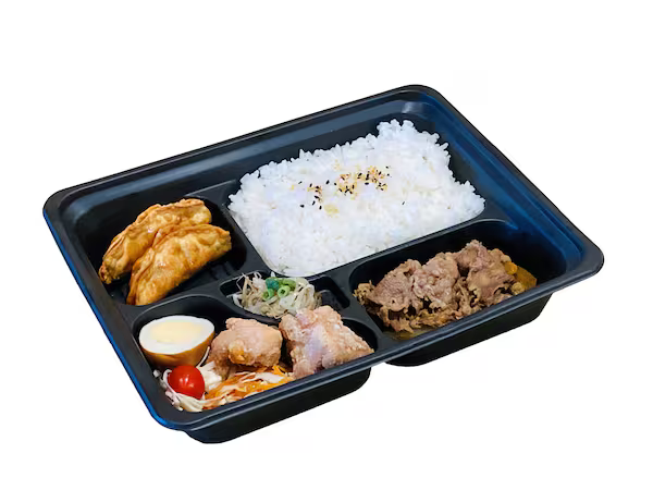 Teishoku de Gyu sara (carne bovina fatiada), arroz japonês, kara ague (frango frito), gyoza bovino, ovo