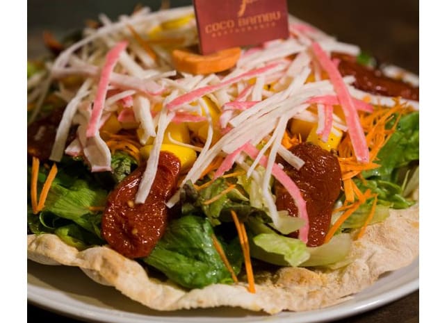 Folhas mistas, kani kama, manga, tomate seco, cenoura e molho de mostarda.