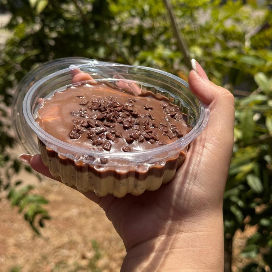 120ml. Mousse de maracujá, biscoito maisena e ganache de chocolate