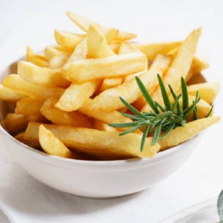 Porção de 200g de batatas fritas douradinhas e crocantes, perfeitas para acompanhar qualquer refeição com muito sabor.