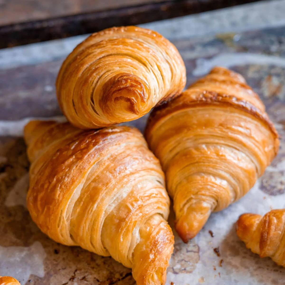 Croissant pequeno, macio e saboroso, com recheio à sua escolha: frango, calabresa ou presunto e queijo.