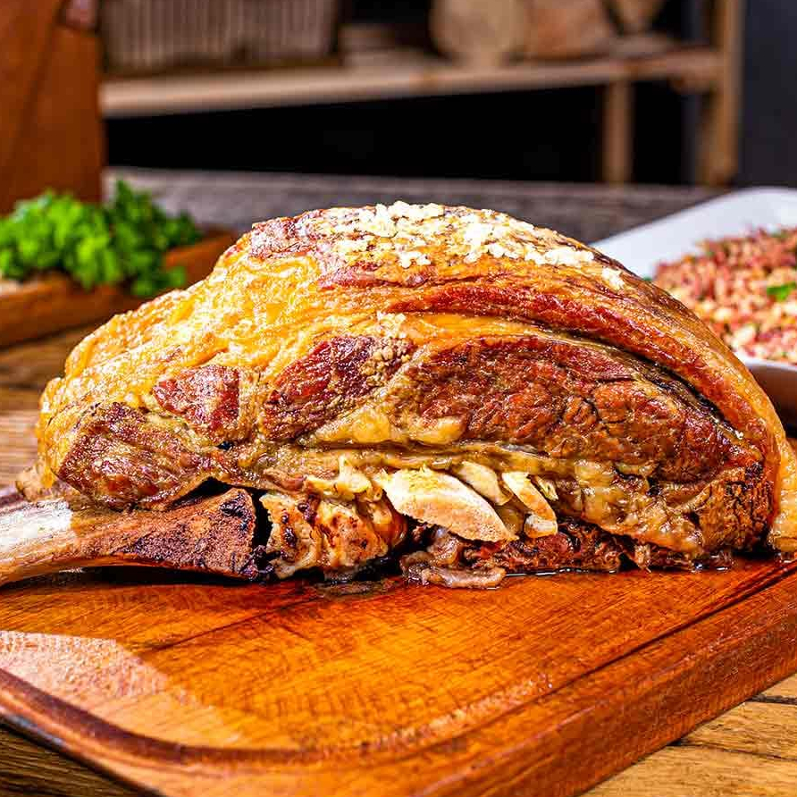 Desfrute de uma requintada Costela Assada no Bafo, cuidadosamente preparada ao longo de seis horas, garantindo uma maciez incompararável, desossada e habilmente desfiada. Este prato vem acompanhado de batatas e cebolas, ambas perfeitamente assadas, trazendo um sabor adicional ao prato. Aprox. 600g