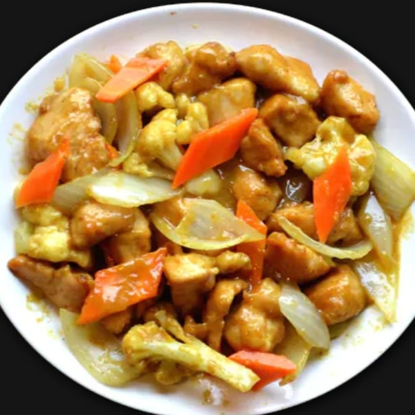 file de frango fatiado com cenoura, cebola, couve-flor, temperado ao molho Cury.