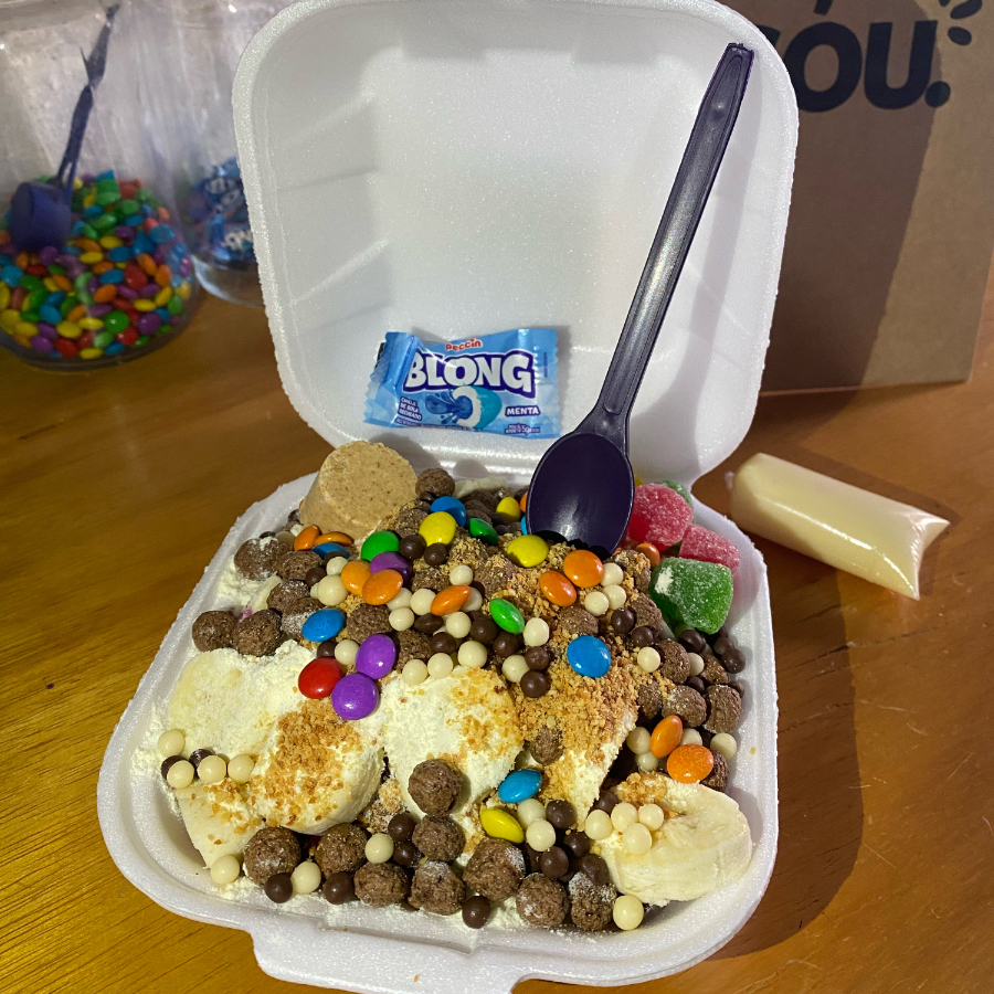 Delicie-se com o nosso refrescante 'Açaí na Cambuca, servido em uma generosa porção, Este prato é uma explosão de sabores, derivados da natureza exuberante do Brasil. Rico em antioxidantes, o nosso açaí é perfeito para quem busca uma opção refrescante e nutritiva. A textura cremosa e a doçura equilibrada prometem uma experiência gastronômica inigualável. Ideal para qualquer hora do Dia, nosso açaí é a escolha perfeita para quem valoriza uma alimentação saudável sem abrir mão do sabor.