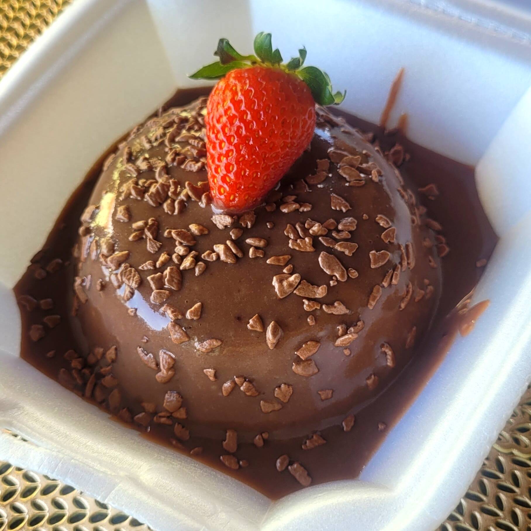 Bolo fofinho de chocolate com cobertura de brigadeiro cremoso de chocolate. Aproximadamente 250g.