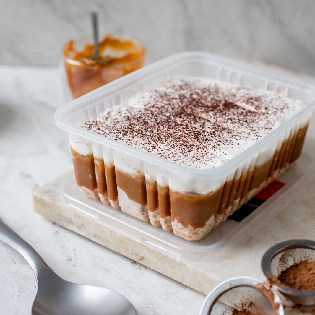 Uma deliciosa combinação de camadas de biscoito crocante, doce de leite cremoso, rodelas de banana fresca e uma suave cobertura de chantilly, finalizada com um toque de granulé.