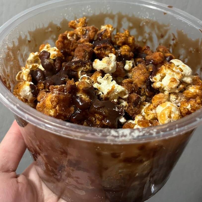 Pipoca caramelizada com leite em pó polvilhado.
Cobertura de creme de avelã