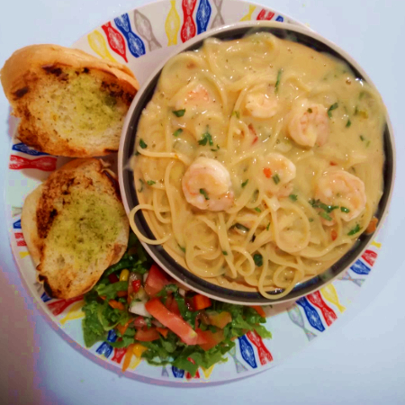 Spaghetti con camarones + Bebida Natural